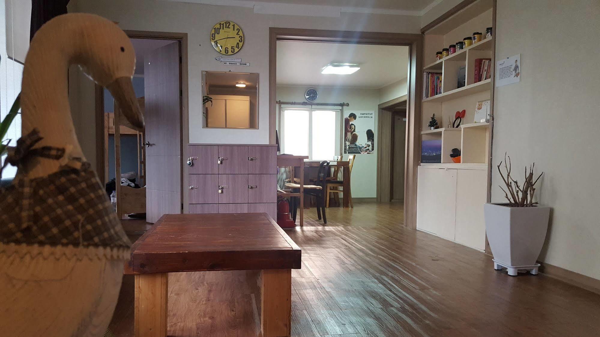 Birdsnest Hostel Hongdae Foreigner Only Сеул Экстерьер фото